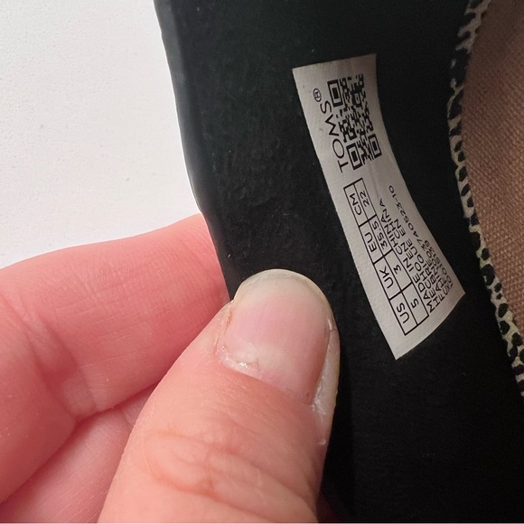 TOMS Women's Black Slip-On Flats - Picture 4 of 6